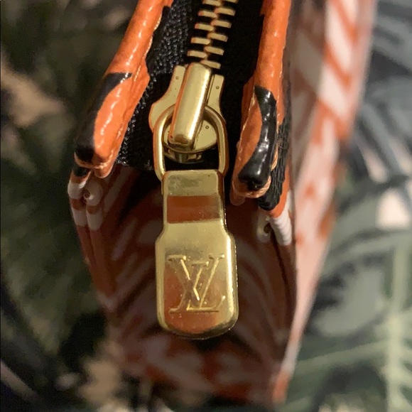 Louis Vuitton Crafty Toiletry 26 - Picture 5 of 16